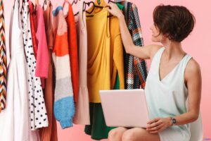 Peças-Coringa: 10 Itens que Nunca Saem de Moda e Como Usá-los” contém palavras-chave populares em moda e oferece um benefício claro.