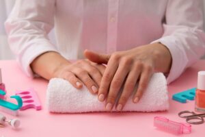 como realçar unhas curtas